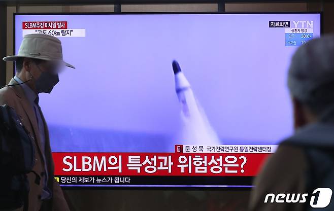 북한이 윤석열 대통령 당선인 취임 사흘을 앞두고 잠수함발사탄도미사일(SLBM)로 추정되는 탄도미사일 1발을 발사한 7일 서울 중구 서울역 대합실 TV에 관련 뉴스가 나오고 있다. 2022.5.7/뉴스1 © News1 이성철 기자