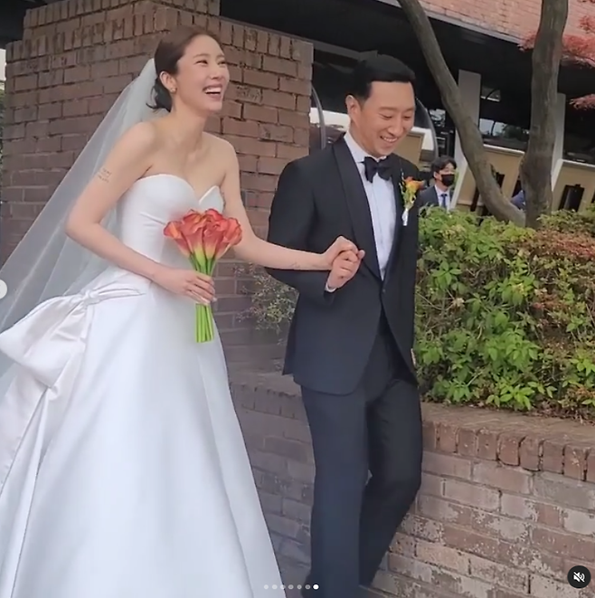 Son Dam-bi, 38, a solo singer, and Lee Kyou-hyuk, 43, a former speed skating national team, announced their new start as a couple on the 13th, and the scene of the marriage ceremony, where the two people were laughing, was revealed.The two men held an outdoor marriage ceremony at a hotel in Namsan, Jung-gu, Seoul at 4:30 pm on the 13th.While the outdoor swimming pool creates a beautiful reflection, Son Dam-bi showed off his dandy charm with an all-back hair and a bow tie, with a huge ribbon decoration on both sides eye-catching off-shoulder dress and Lee Kyou-hyuk.It was the smile of two people who laughed brightly, especially in the photographs and images taken by the guests.Son Dam-bi, who left his father first in 2013, took Lee Kyou-hyuks hand and stepped on Virgin Road.The two men, who waited for their position and talked with their hands, marched slowly to the name of the bride and groom and greeted the guests.At the marriage ceremony, KBSN Sports Lee Dong-geun announcer was in charge of the society, and singer PSY, 2AM JoKwon and Imsung sang the celebration.Especially when PSY called entertainer, Lee Kyou-hyuk and Son Dam-bi were laughing with their shoulders shaking and dancing without being able to play the game.Singer Baek Ji-young, actor In-Gyo Jin - Soy Hyun couple, Gong Hyo-jin, Kim Ho-young, Kang Seung-hyun, broadcaster Seo Jang-hoon and Ahn Young-mi were reported to be present.In particular, Son Dam-bis bouquet is attracted by model Kang Seung-hyun.MBC I live alone boasted a special friendship and recently released the devotion, Gong Hyo-jin was not the main character of the bouquet.Meanwhile, Son Dam-bi and Lee Kyou-hyuk announced their devotion in September last year, and soon after that they announced marriage and collected topics.The two of them made a friendship with SBS figure skating Kiss and Cry in 2011.The two men, who broke up after about a year of dating, were fatefully reunited last year, more than a decade ago, and became marriages kite.The two recently joined SBS Sangmyongmong 2 - You are my destiny as a new couple and released a marriage together.Photo Source  Cho Sang-hee, Lee Bum-ho SNS