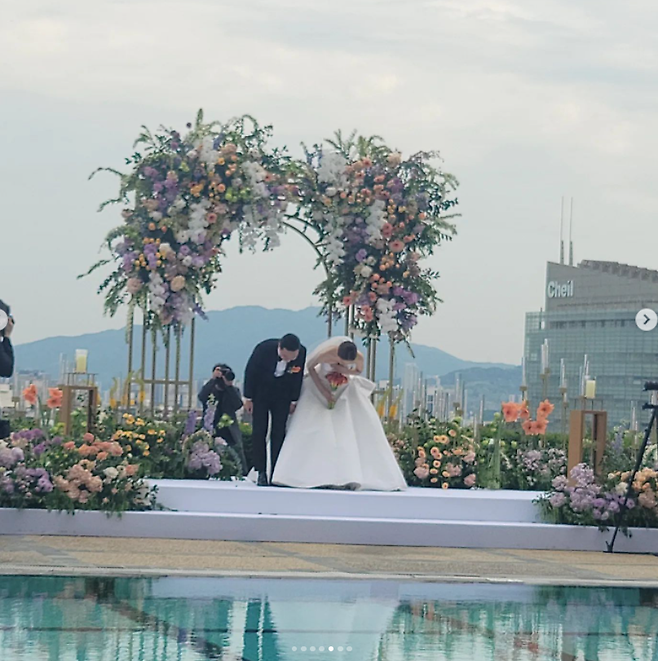 Son Dam-bi, 38, a solo singer, and Lee Kyou-hyuk, 43, a former speed skating national team, announced their new start as a couple on the 13th, and the scene of the marriage ceremony, where the two people were laughing, was revealed.The two men held an outdoor marriage ceremony at a hotel in Namsan, Jung-gu, Seoul at 4:30 pm on the 13th.While the outdoor swimming pool creates a beautiful reflection, Son Dam-bi showed off his dandy charm with an all-back hair and a bow tie, with a huge ribbon decoration on both sides eye-catching off-shoulder dress and Lee Kyou-hyuk.It was the smile of two people who laughed brightly, especially in the photographs and images taken by the guests.Son Dam-bi, who left his father first in 2013, took Lee Kyou-hyuks hand and stepped on Virgin Road.The two men, who waited for their position and talked with their hands, marched slowly to the name of the bride and groom and greeted the guests.At the marriage ceremony, KBSN Sports Lee Dong-geun announcer was in charge of the society, and singer PSY, 2AM JoKwon and Imsung sang the celebration.Especially when PSY called entertainer, Lee Kyou-hyuk and Son Dam-bi were laughing with their shoulders shaking and dancing without being able to play the game.Singer Baek Ji-young, actor In-Gyo Jin - Soy Hyun couple, Gong Hyo-jin, Kim Ho-young, Kang Seung-hyun, broadcaster Seo Jang-hoon and Ahn Young-mi were reported to be present.In particular, Son Dam-bis bouquet is attracted by model Kang Seung-hyun.MBC I live alone boasted a special friendship and recently released the devotion, Gong Hyo-jin was not the main character of the bouquet.Meanwhile, Son Dam-bi and Lee Kyou-hyuk announced their devotion in September last year, and soon after that they announced marriage and collected topics.The two of them made a friendship with SBS figure skating Kiss and Cry in 2011.The two men, who broke up after about a year of dating, were fatefully reunited last year, more than a decade ago, and became marriages kite.The two recently joined SBS Sangmyongmong 2 - You are my destiny as a new couple and released a marriage together.Photo Source  Cho Sang-hee, Lee Bum-ho SNS