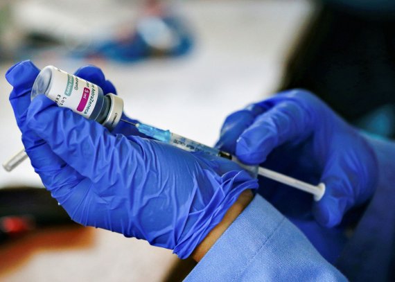 백신을 주사기에 주입하고 있는 의료진. /사진=로이터뉴스1