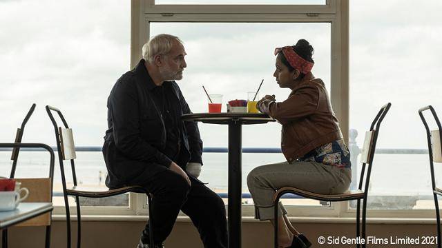 '킬링 이브' 시즌4는 킬러가 되고픈 팸(오른쪽)의 사연을 끼워넣으며 재미를 더하려 한다. 엔데버 제공