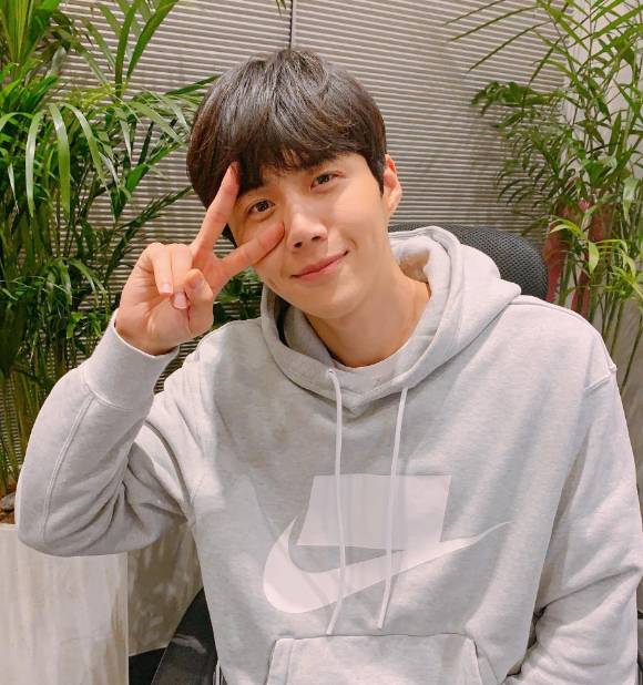 '사생활 논란'으로 활동을 잠정 중단했던 배우 김선호가 연극으로 복귀 신호탄을 쏘아 올렸다.  [사진=김선호 인스타그램]