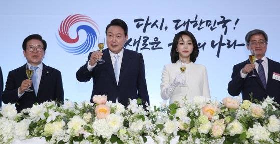 대통령 취임 경축연회. 10일 오후 국회 로텐더홀에서 제20대 대통령 취임 경축연회가 열린 가운데 윤석열 대통령과 참석자들이 건배를 하고 있다. 왼쪽 두번째부터 윤 대통령, 김건희 여사, 김명수 대법관. [대통령실사진기자단]