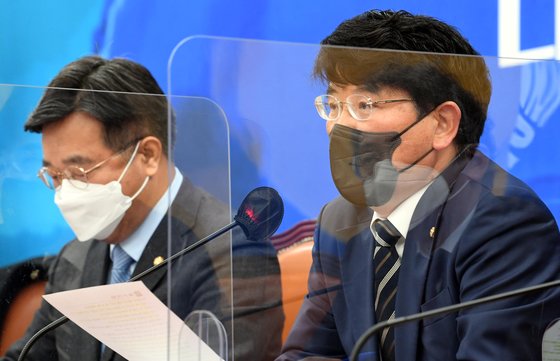 박완주 더불어민주당 의원이 당 정책위의장 시절 국회에서 열린 원내대책회의에서 발언하고 있다. 김상선 기자
