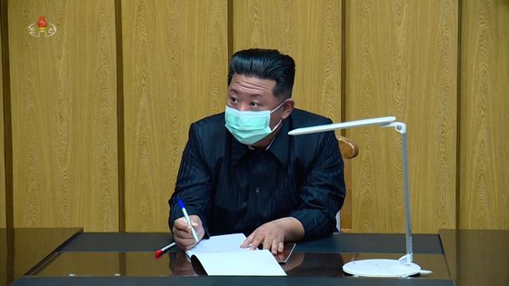 북한 조선중앙TV가 보도한 김정은 국무위원장의 모습. 국가비상방역사령부를 방문한 김 위원장이 마스크를 쓰고 있다. 연합뉴스
