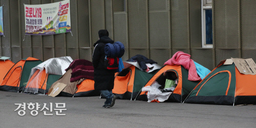 지난해 12월28일 서울역광장에 한 교회가 코로나19 확진 판정을 받은 노숙인 치료를 위해 제공한 텐트가 놓여있다. 김기남 기자