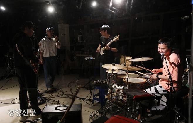 분리수거 밴드 멤버들이 버스킹을 하루 앞둔 지난 6일 합주실에서 연습을 하고 있다. 이들은 연습 내내 밝은 분위기를 유지하면서도 진지함을 잃지 않았다. 권도현 기자