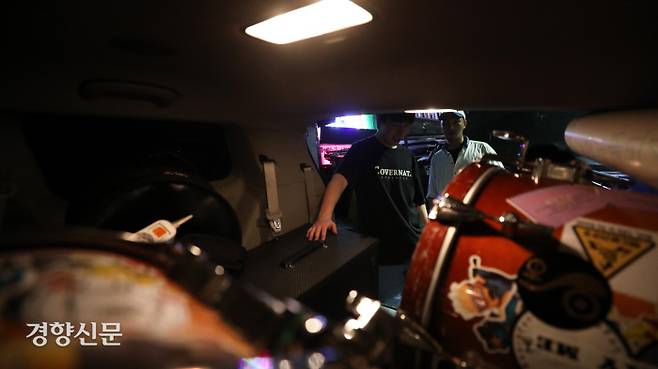 석현씨와 현수씨가 공연 장비를 옮긴 후 차 트렁크 안을 바라보고 있다. 장비를 옮긴 그들은 다 옮긴 후에도 “진짜 다 챙긴 것 맞아”라고 서로 물으며 한 동안 트렁크 문을 닫지 못했다.  권도현 기자