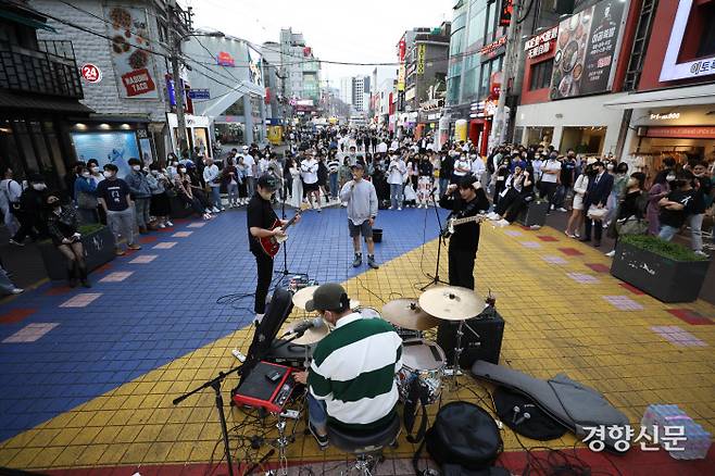 분리수거 밴드 멤버들이 버스킹 전 사운드체크를 하고 있다. 멤버들이 사운드체크를 시작하자 홍대축제거리를 거닐던 사람들이 밴드 주위로 모여들기 시작했다. 권도현 기자