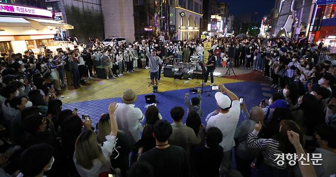 분리수거 밴드 멤버들과 관객들이 영국 록 밴드 퀸의 <don‘t stop me now> 커버곡에 맞춰 뛰고 있다. 권도현 기자