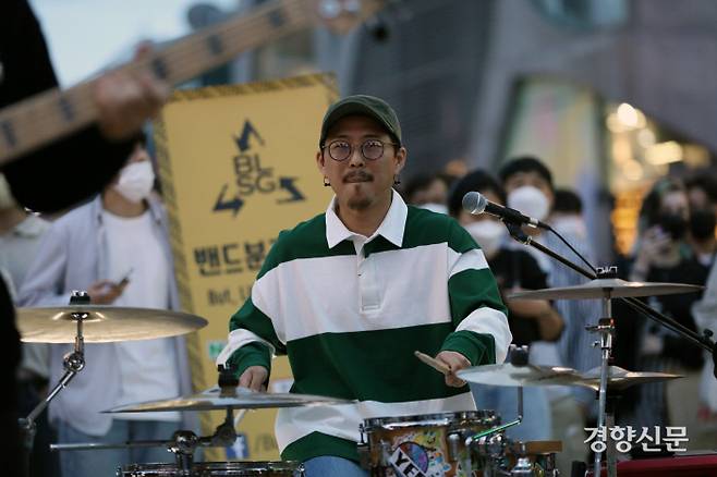 밴드 드러머 최현석씨(34)가 드럼 연주를 하고 있다. 지난 2년이 넘는 시간동안 “버티는 방법을 배운 것 같다”는 그는 “아직 코로나가 완전히 끝난 건 아니지만, 저희도 관객분들 그리고 모든 분들이 정말 잘 버티셨던 것 같아요”라고 말했다. 권도현 기자