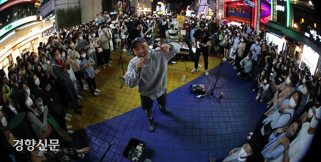 석현씨가 분리수거 밴드의 자작곡 <오늘밤에>를 열창하고 있다. 그는 버스킹 마지막에 관객을 향해 “지난 2년은 저희를 계속 의심했던 시간이었던 것 같습니다. 하지만 오늘 여러분들 덕분에 힘을 얻게 되었습니다”라며 감사의 뜻을 전했다. 권도현 기자