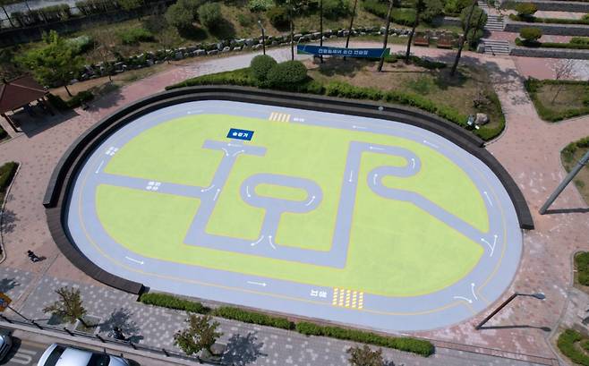 Gwanak-gu, Seoul, finished electric wheelchair practice ground construction inside Gwanaksan Neighborhood Park on April 25. (Yonhap)