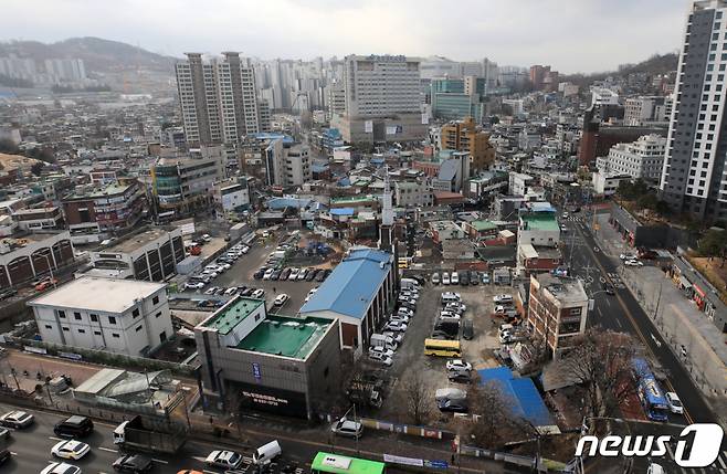 (서울=뉴스1) 구윤성 기자 = 서울 흑석2구역과 양평13구역, 용두1-6구역 등 8곳에서 공공재개발 사업이 추진된다. 국토교통부와 서울시가 선정해 15일 발표한 공공재개발 시범 사업지는 동작구 흑석2, 영등포구 양평13·14, 동대문구 용두1-6·신설1, 관악구 봉천13, 종로구 신문로2-12, 강북구 강북5 등이다. 이들 지역은 역세권에 있는 기존 정비구역으로, 사업성 부족과 주민 간 갈등 등으로 정비구역 지정 이후 사업이 평균 10년 이상 정체됐다. 해당 사업장에서 약 4700가구의 주택공급이 이뤄질 예정이다. 사진은 이날 서울 동작구 흑석동 흑석2구역. 2021.1.15/뉴스1