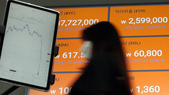 지난 12일 서울 서초구 빗썸 고객센터 전광판에 비트코인 등 각종 가상자산의 가격이 표시되고 있다.   최근 한국 블록체인 기업 테라가 발행하는 스테이블코인 '테라'가 사흘째 무너지면서 자매코인격인 '루나' 역시 5월초 대비 95%에 가까운 폭락이 이어지고 있다./사진=뉴스1