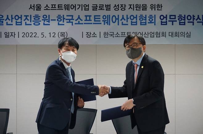 김현우 서울산업진흥원 대표(왼쪽)와 조준희 한국소프트웨어산업협회 회장이 업무협약을 맺고 있다. /사진=서울산업진흥원