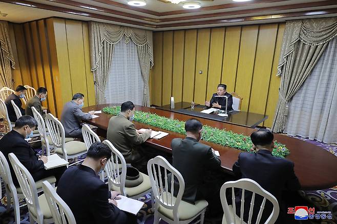 조선중앙통신은 13일 김정은 북한 국무위원장이 전날 국가비상방역사령부를 방문해 코로나19 발생 상황을 보고 받았다고 보도했다. 연합뉴스