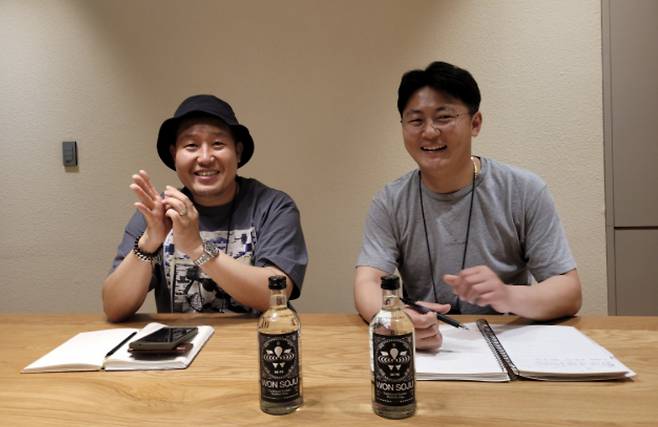 한동석 GS리테일 편의점사업부 마케터(왼쪽)와 한구종 GS리테일 MD본부 주류MD(오른쪽)