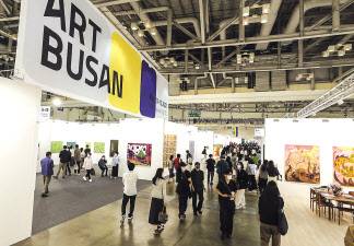 12일 부산 해운대구 벡스코에서 열린 2022 부산국제아트페어에서 관람객들이 미술작품을 감상하고 있다. [ tvN·연합]