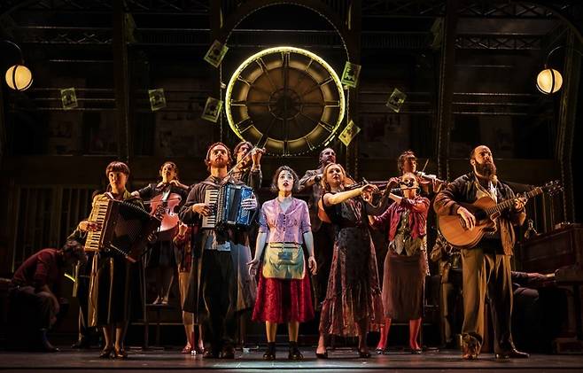 [서울=뉴시스]뮤지컬 '아멜리에' 웨스트엔드 공연 사진. (사진=엠피앤컴퍼니 제공) 2022.05.13. photo@newsis.com *재판매 및 DB 금지