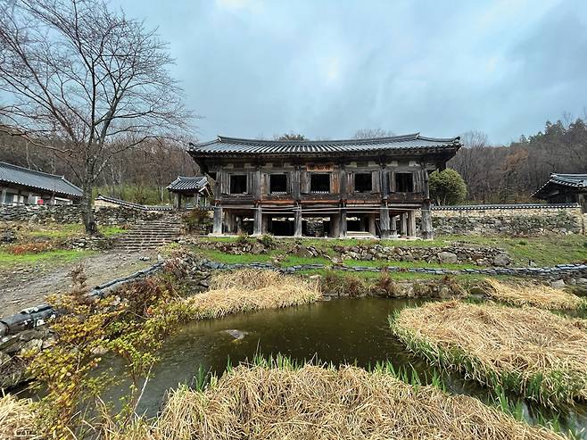 선암사에서 장군봉으로 오르는 길에 있는 대각루. 대각루 앞에는 작은 연못이 있어서 그 정취를 더해준다.