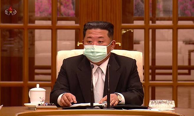 김정은 북한 조선노동당 국무위원장이 12일 당중앙위원회 본부청사에서 열린 '북한 당 중앙위원회 제8기 제8차 정치국회의'에서 마스크를 벗고 있다. (사진=조선중앙TV 캡처
