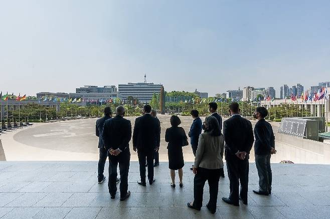 윤석열 대통령 취임식에 미국 축하사절단장으로 참석한 더글라스 엠호프 변호사(카멀라 해리스 부통령 남편) 등 사절단 일행이 서울 용산구 전쟁기념관을 방문해 도로 건너편 한국의 새 대통령 집무실을 바라보고 있다. 엠호프 변호사 SNS 캡처