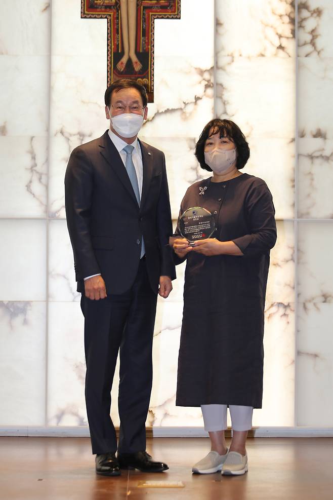 신인상을 수상한 한격옥(오른쪽) 시인. 가톨릭신문사 제공