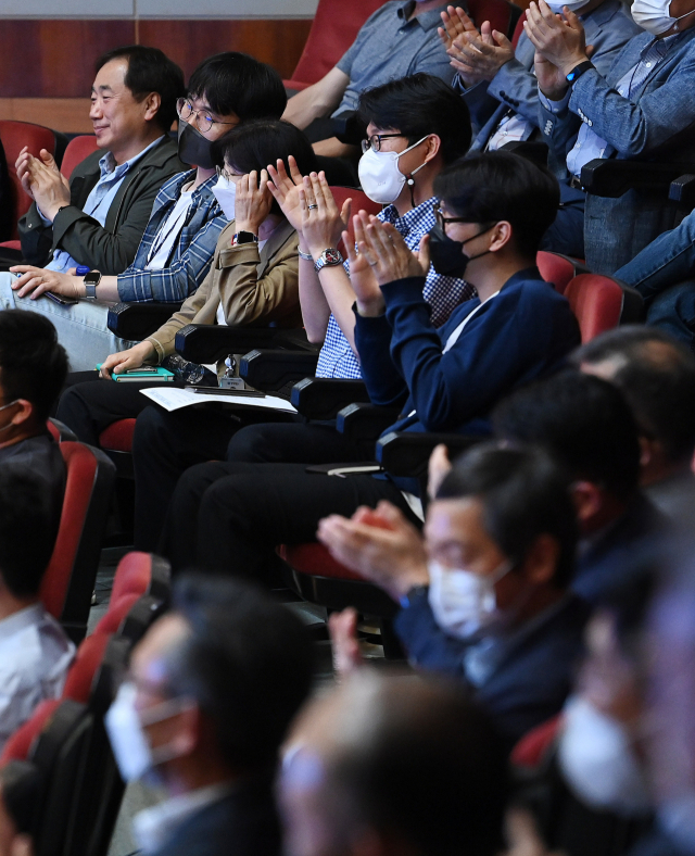 11일 '제1회 국가연구소 기업가정신 토크콘서트' 한국전자통신연구원(ETRI) 편에서 참석자들이 특별대담을 경청하고 있다.