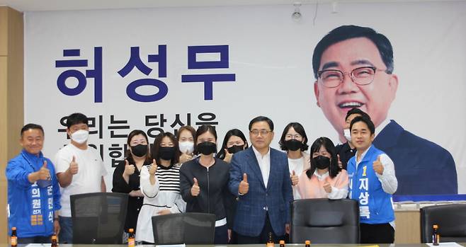 지역 청년들과 청년 대책을 논의한 후 기념 촬영하고 있는 허성무 더불어민주당 경남 창원시장 후보 ⓒ허성무 선거사무실 제공