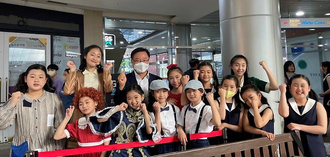 한 행사장에서 청소년들과 기념 촬영하고 있는 홍남표 국민의힘 경남 창원시장 후보 ⓒ홍남표 선거사무실 제공