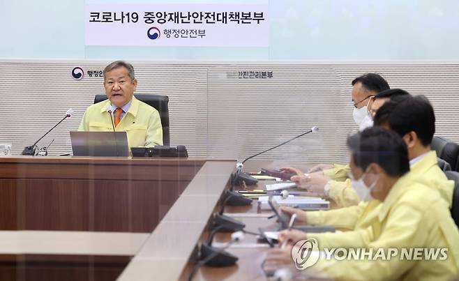 중대본 회의 주재하는 이상민 신임 행안부 장관 (세종=연합뉴스) 김주형 기자 = 이상민 신임 행정안전부 장관(왼쪽)이 13일 오전 세종시 정부세종2청사 중앙재난안전상황실에서 열린 신종 코로나바이러스 감염증(코로나19) 대응 중앙재난안전대책본부 회의를 주재하고 있다. 2022.5.13 kjhpress@yna.co.kr