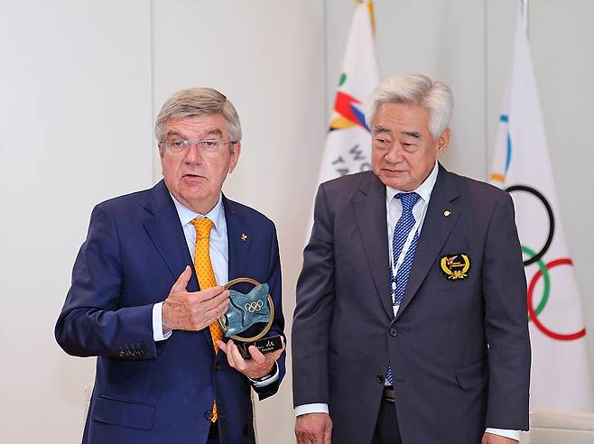 토마스 바흐(왼쪽) IOC 위원장이 조정원 WT 총재에게 'IOC 위원장 트로피'를 수여하는 모습.
[세계태권도연맹 제공. 재판매 및 DB 금지]