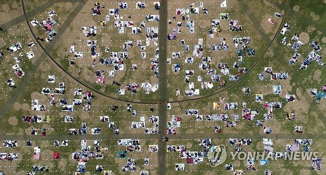 야외 공연 즐기는 사람들 지난 1일 오후 서울 송파구 올림픽공원 88잔디마당에서 열린 음악축제 '원더랜드 페스티벌 2022'에서 관객들이 공연을 관람하는 모습 [연합뉴스 자료사진]