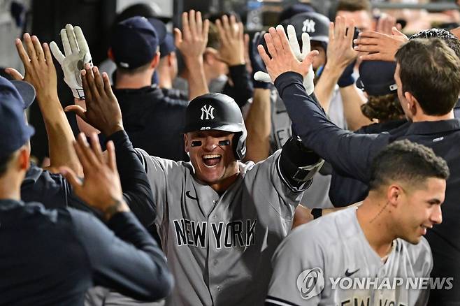 8회 석 점 홈런 치고 동료의 환영 받는 도널드슨  [게티이미지/AFP=연합뉴스]