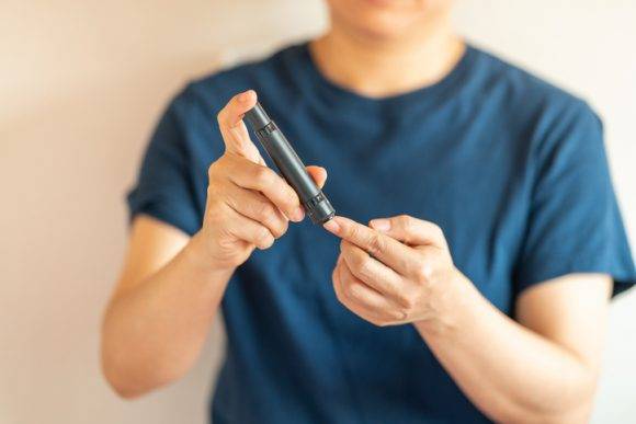 당뇨병을 앓고 있는 사람이 혈당을 체크하고 있다. [사진=게티이미지뱅크]