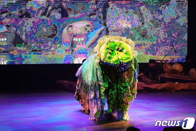 사자놀이 탈로 메이플스토리의 '슬라임'을 표현한 '현대연희 프로토타입21'(넥슨 제공)© 뉴스1