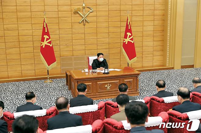 (평양 노동신문=뉴스1) = 북한 노동당 기관지 노동신문은 14일 "당 중앙위 정치국은 최대비상방역체계의 가동실태를 점검하고 정치실무적대책들을 보강하기 위하여 5월14일 당 중앙위원회 본부청사에서 협의회를 소집했다"라고 보도했다. [국내에서만 사용가능. 재배포 금지. DB 금지. For Use Only in the Republic of Korea. Redistribution Prohibited] rodongphoto@news1.kr