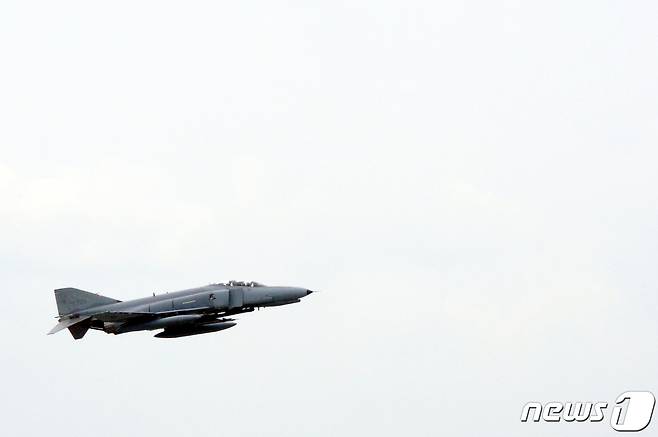 한미공군 연합훈련 '코리아 플라잉 트레이닝'이 시작된 9일 오후 공군 제1전투비행단 활주로에서 전투기가 이륙하고 있다.(사진은 기사 내용과 무관함) /뉴스1 © News1 정다움 기자