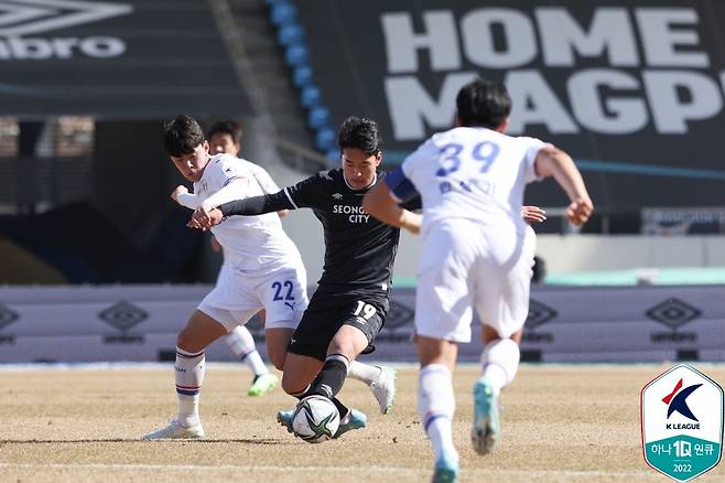 최하위 탈출을 걸고 맞대결을 펼치는 수원 삼성과 성남FC(한국프로축구연맹 제공) © 뉴스1