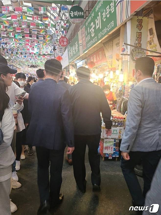 윤석열 대통령이 취임 후 첫 주말인 14일 서울 종로구 광장시장을 둘러보고 있다. 윤 대통령은 순대, 떡볶이, 빈대떡 등을 구입, 포장해갔다. (독자 제공) 2022.5.14/뉴스1