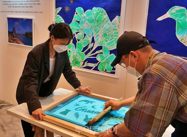 비주얼 아티스트 김건주 작가가 13일 열린 사진전 개막식에서 'Guam Again' 아트 퍼포먼스를 펼쳤다.