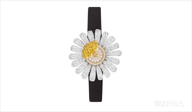 사진 : 반클리프 아펠(Van Cleef & Arpels), 마거리트 시크릿(Marguerite Secret) 워치. 36mm 옐로우 골드 케이스, 옐로우 골드 베젤, 라운드 다이아몬드, 12mm 옐로우 골드 다이얼, 라운드 다이아몬드, 화이트 골드 플라워, 라운드 다이아몬드, 옐로우 골드 커버, 라운드 옐로우 사파이어, 블랙 그로그랭 브레이슬릿, 화이트 핀 버클, 라운드 다이아몬드, 옐로우 및 화이트 골드 클립, 라운드 다이아몬드, DEF 및 IF~VVS 등급의 다이아몬드, 쿼츠 무브먼트 (사진제공 : 반클리프 아펠)