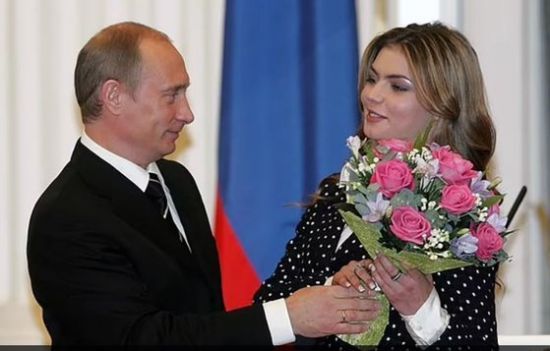 블라디미르 푸틴 러시아 대통령과 알리나 카바예바 [사진=AP 연합뉴스]