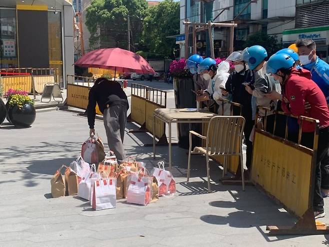상하이 봉쇄 지역의 식료품 배달원들이 물건을 찾아가려고 대기 중인 모습. / 김민정씨 제공