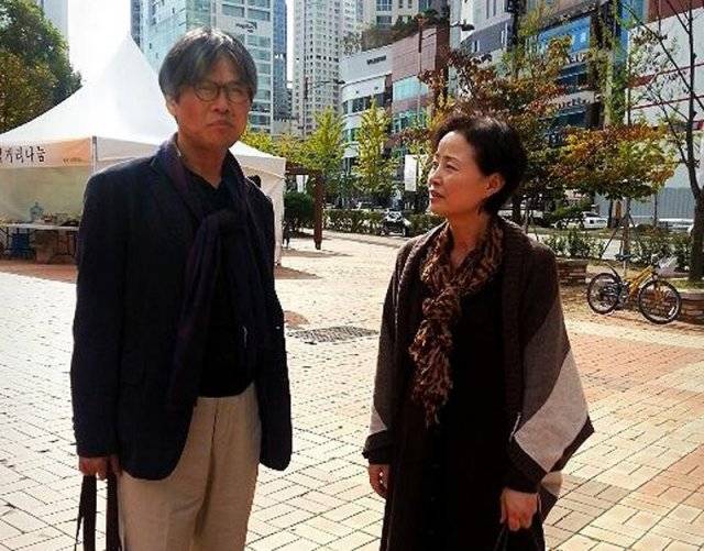 고 이순자 작가(오른쪽)가 경희사이버대 미디어문예창작과 재학 당시 스승인 이문재 시인(왼쪽)과 함께 찍은 사진. 휴머니스트 제공