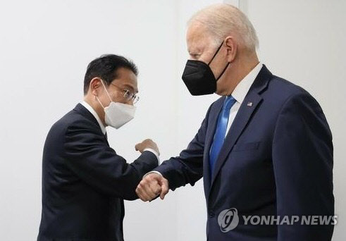 기시다 후미오 일본 총리와 조 바이든 미 대통령이 작년 11월 2일 제26차 유엔기후변화협약 당사국총회(CP26)에서 만나 인사를 나누고 있다. [출처:기시다 후미오 총리 트위터]