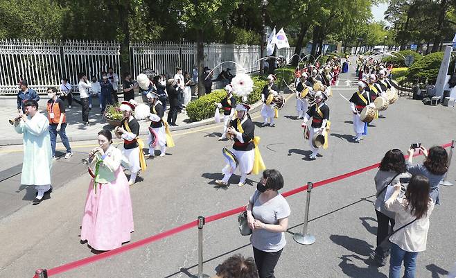 지난 10일 오전 서울 종로구 청와대로에서 청와대 개방 행사와 연계해 궁중문화축전 팡팡 퍼레이드 ‘신명의 길을 여시오'가 펼쳐지고 있다. 공동취재사진