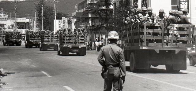 1980년 5월 19일, 광주 시내에서 공수부대원들이 시민들을 쫓고 있다. 당시 군부정권의 검열로 신문에 실리지 못했던 미공개 사진 중 하나다. 한국일보 자료사진