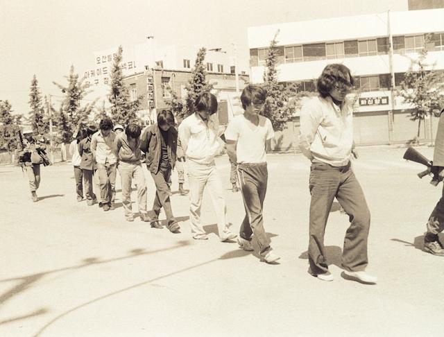 1980년 5월 27일 전남도청 진압작전 이후 계엄군에 체포된 시민군들의 모습. 한국일보 자료사진
